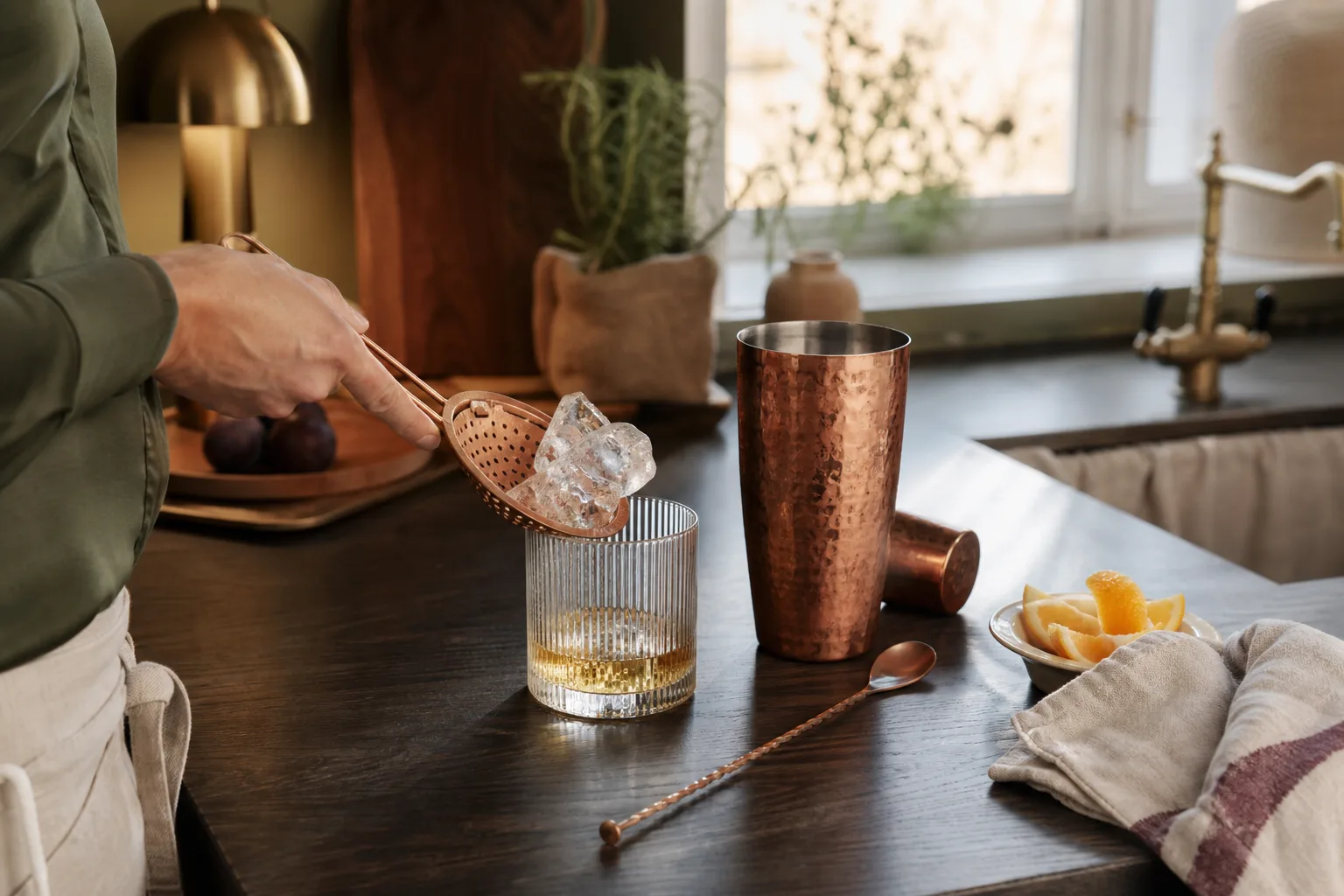 Sil, shaker och rörglas vid hemmabaren
