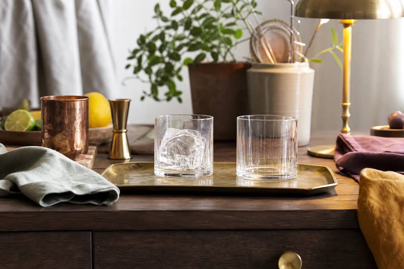 Tumbler och doftglas på mässingsbricka