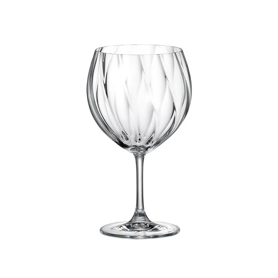 Fyra stora gin och tonic-glas med spiralmönster